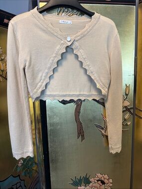 Arshiner Scalloped Cropped Cardigan in Beige